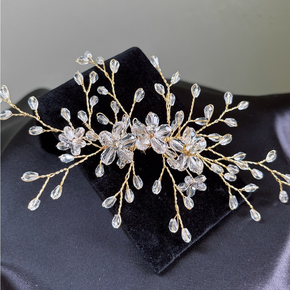 Elegant Gold Floral Hairpiece with Crystals